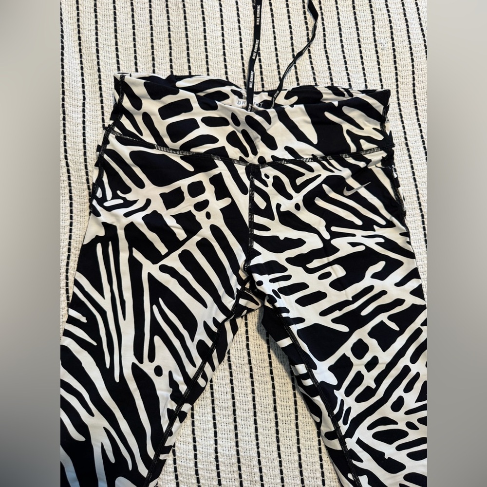 Black and White Patterned Leggings